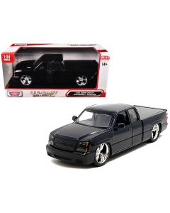 2006 Chevrolet Silverado Custom Pickup Truck Diecast Model 1/25 Black Motormax