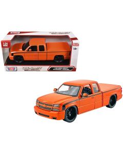 2006 Diecast Model Car - Motormax 1/25 Chevrolet Silverado Custom Pickup Truck Orange Metallic